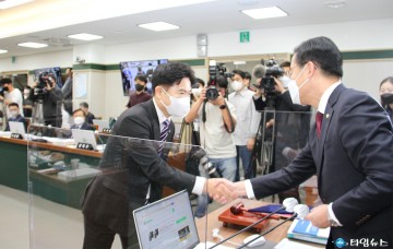 [2022년 국감] 국회 교육위원회 국정감사 선서문 제출하는 김대중 전남도교육감  