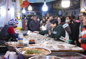 강기정 광주시장, 대인시장서 직접 장보며 물가 점검