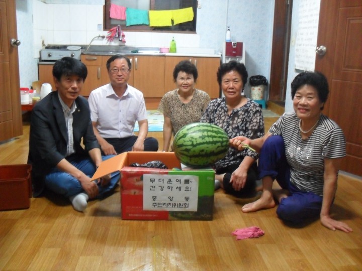 중앙동 주민자치위원회, 초복 맞아 경로당 위문
