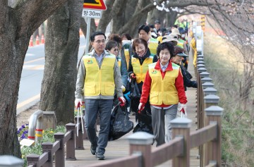 대전 동구, ‘그린로드 체인지’ 대청호 벚꽃축제 현장 환경정화 실시
