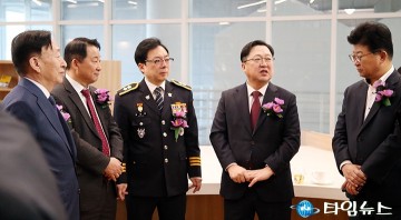 3‧1절 기념식에서 대화 나누는 설동호·서철모·윤승영·이장우·최충규