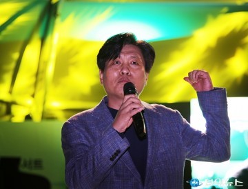 국화음악회에서 축사하는 조승래 의원