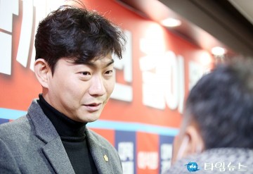 이석봉 선거사무소 개소식에 참석한 이용기 대전시의회 의원