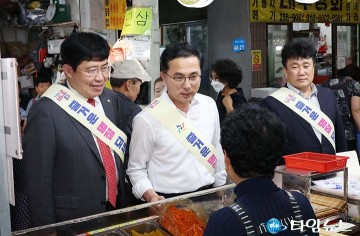 상인들과 대화 나누는 박희조 동구청장