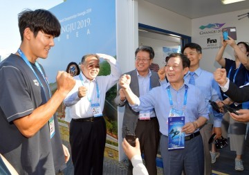 박태환 선수, 광주세계수영선수권대회 홍보관 방문