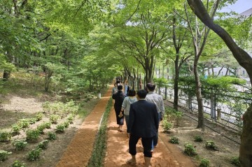 한밭수목원 황톳길 맨발 산책로, 하루 1천 명 발길 ‘힐링 명소’