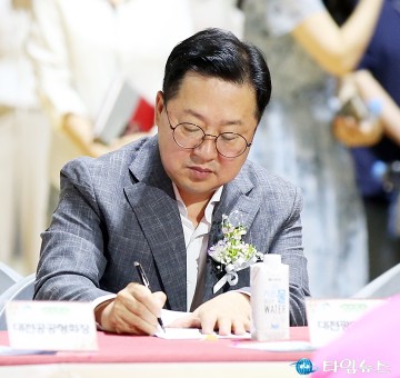 보육인 체육대회에서 메모하는 이장우 대전시장