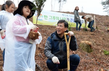 나무 심는 안희정 충남도지사 