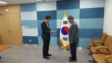 문경시, “근대기록물 건설기념사진첩” 기록물 기증 받아