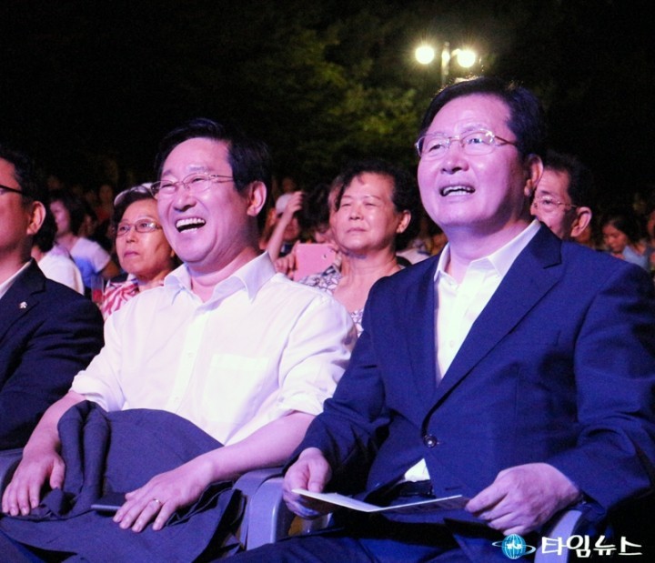 활짝 웃는 박범계 의원과 장종태 서구청장