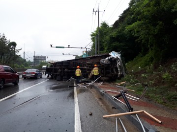 장성소방서 119구조대, 빗길 차량 전복사고...1명 경상