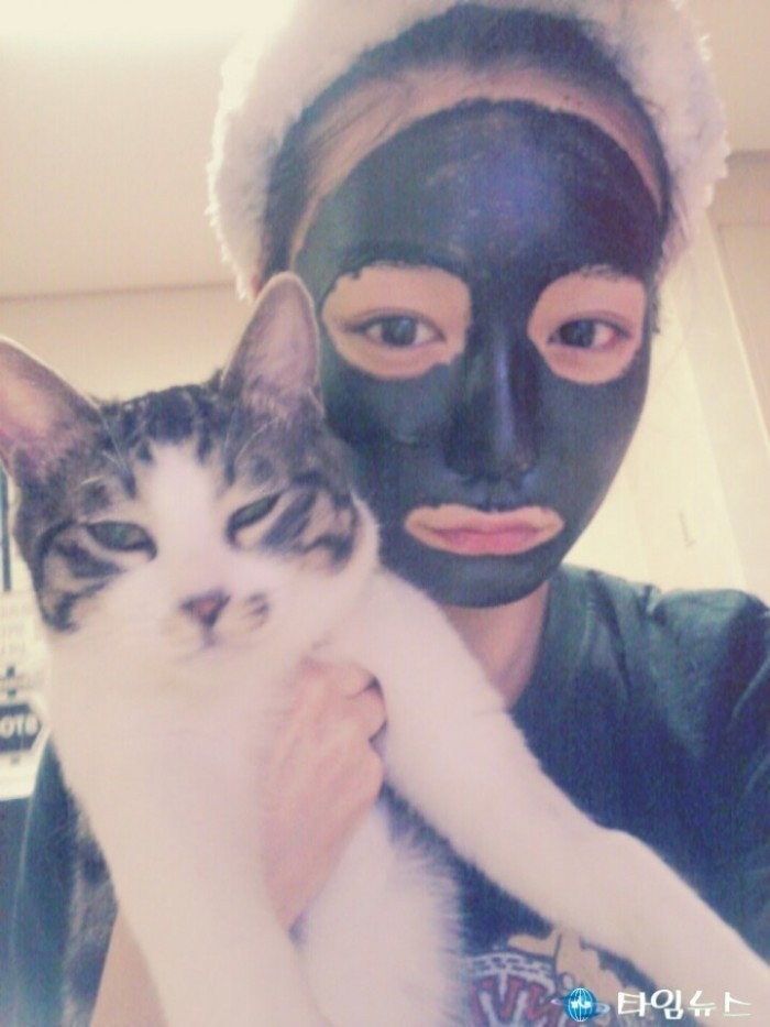 배우 신소율, 반려묘와 함께 큐티 캣우먼 셀카