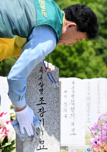 현충원 묘비 닦는 박용갑 중구청장
