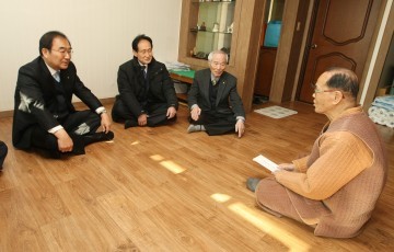 이승훈 청주시장 3.1절 맞아 이원재 애국지사의 손자 이대규씨 가정방문
