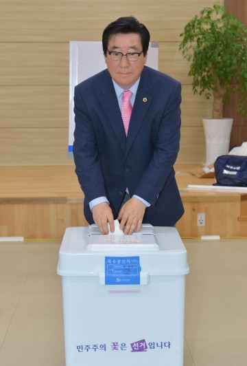 윤석우 충남도의회 의장, 사전투표 실시