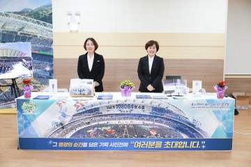 ‘함께하는 10만 수료, 다시 보는 10만 수료’ 사진전… 감동의 현장 재현