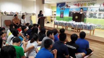  구미교육지원청은 시골학교 초등학생에게 여름날 산타 선물 전달