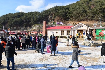 2022-2023 분천 한겨울 산타마을 개장…3년 만에 열린 개장행사로 방문객들 ‘북적’