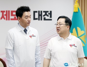 배우 김승수와 대화 나누는 이장우 대전시장