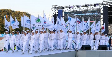 이찬원·장윤정 축하공연…산불 이재민이 성화 주자