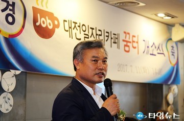 덕담하는 대전시의회 정기현 의원