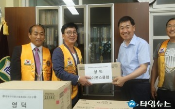  이상호 영덕라이온스클럽회장  조손 편부 편모슬하 가정 학생들 생리대구입 전달