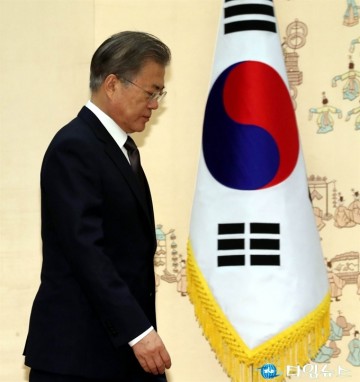 문재인 대통령, 여름휴가 취소..북한도발·일본수출규제 등 현안 산적 