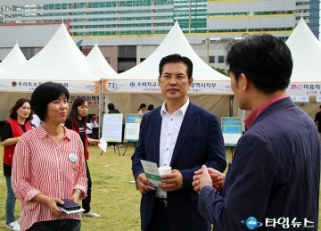 대전시민 NGO 한마당에 참석한 박영순 청와대 선임행정관