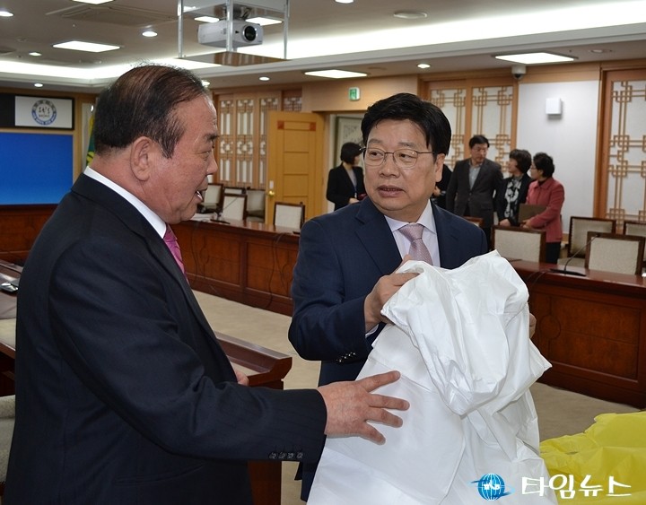 방제복 살펴보는 권선택 대전시장!