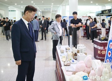 여성기업 우수제품 전시회 및 바자회 참석한 김제선 중구청장