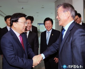 환하게 웃는 권선택 시장과 문재인
