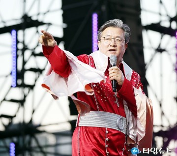 유성온천문화축제에 나타난 ‘로큰롤의 제왕’ 엘비스 프레슬리
