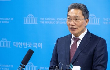 ‘책갈피 달러 논란’ 이학재 인천공항공사 사장 결국 사의… 25일 이임식