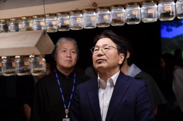 광주디자인비엔날레 특별전 '생태미술 프로젝트' 전시작품을 둘러보고 있는 강기정 광주시장