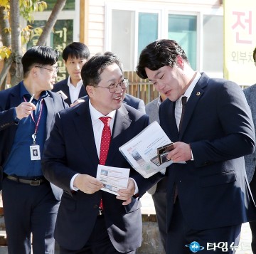 중촌 벤처밸리 조성사업 대상지에서 대화 나누는 이장우 대전시장과 김선광 대전시의원