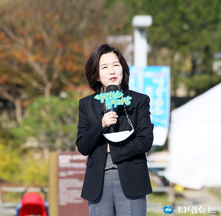 박장대소 정책마당에서 강연하는 개그우먼 이성미