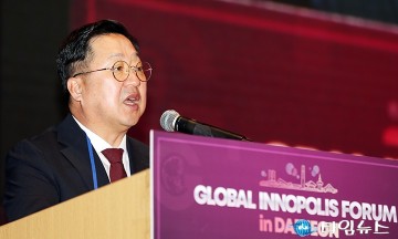 ‘2023 세계혁신도시포럼’에서 인사말 하는 이장우 대전시장