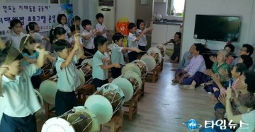경주시 치매보듬마을 동도유치원생 공연으로 사랑꽃 피어나