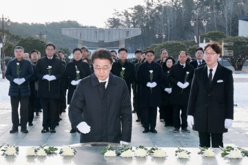 전남도의회, 국립5·18민주묘지 참배로 2026년 의정활동 시작 
