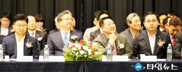 한국외식업중앙회 대전시지회 정기총회에 참석한 최충규·정용래·서철모·박희조
