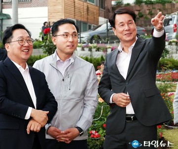 ‘대청호 장미원’에서 대화 나누는 이장우·박희조·이상래