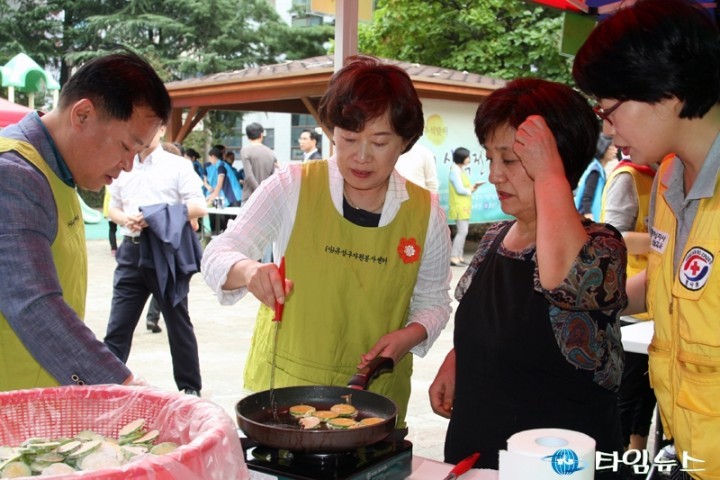 호박전 부치는 민병주 국회의원