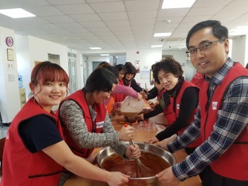 자유한국당 여성위원회, 다문화가정 여성들과 전통 장 담그기 체험 펼쳐