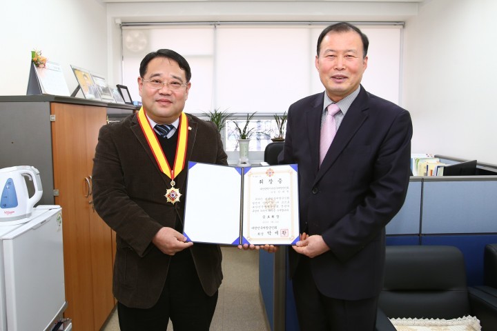 대전 유성구의회 민태권 의원, 재향군인회 휘장증 수여