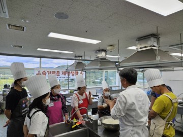 군위군, 사회적 고립 해소를 위한 제과제빵 수업 실시