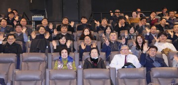 강기정 광주시장, 영화 ‘길위에 김대중’ 관람