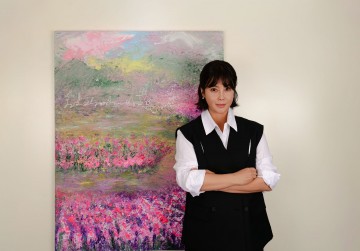  솔비, 1년 만의 화려한 귀환... 손끝으로 그린 인생의 선율 ‘허밍 로드’