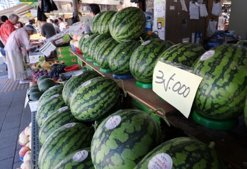 폭염에 농산물 가격 줄줄이 인상…수박·토마토·배추 '껑충'