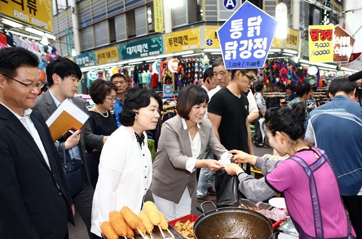 김인식 대전시의회 의장, 중앙시장 찾아 경제살리기 발벗고 나섰다!
