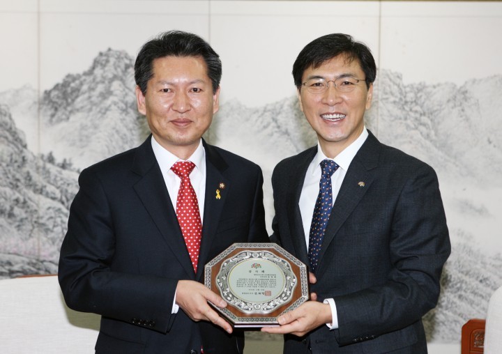 안희정 지사, 정청래 의원에게 감사패 전달